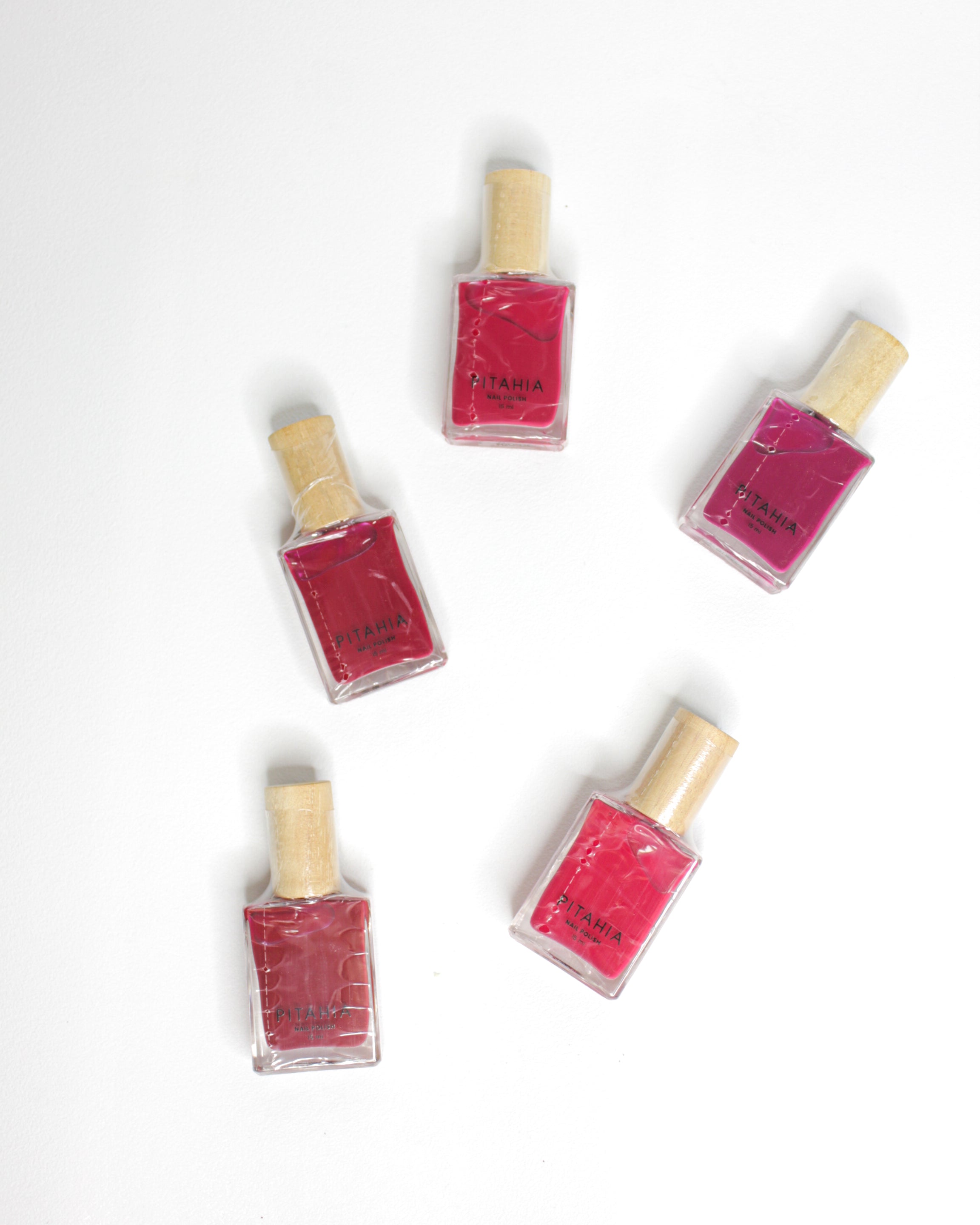 Red nail polishes - Pitahia